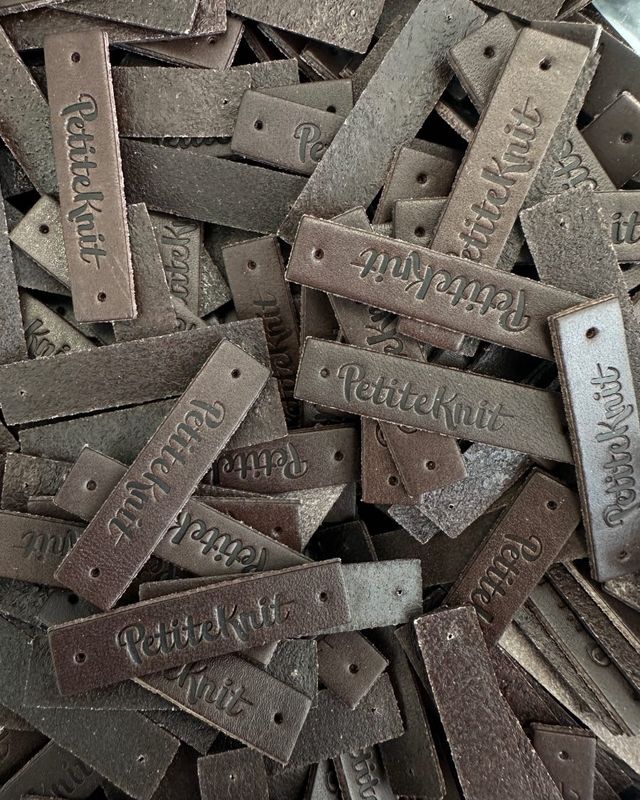 PetiteKnit - lærlabel mørkebrun - PetiteKnit