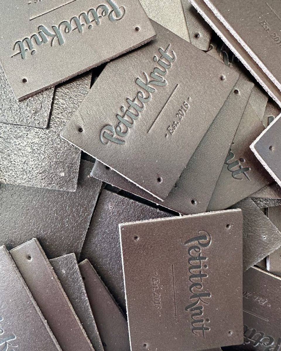 PetiteKnit. Est. 2016- mørkebrun lærlabel - PetiteKnit