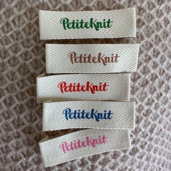Hovedbilde PetiteKnit-label 5 stk- fargemiks 