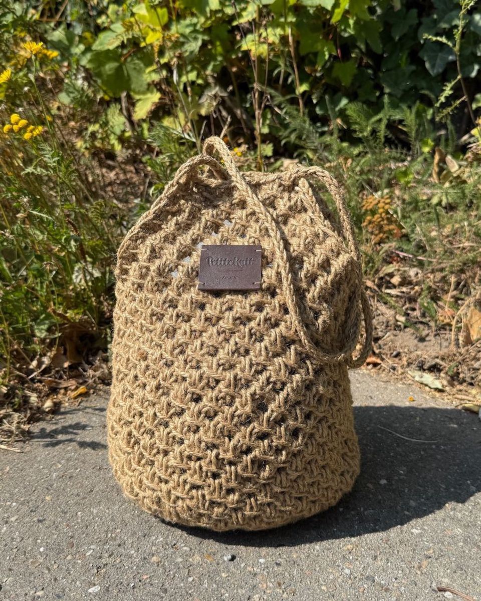 PetiteKnit. Est. 2016- mørkebrun lærlabel - PetiteKnit